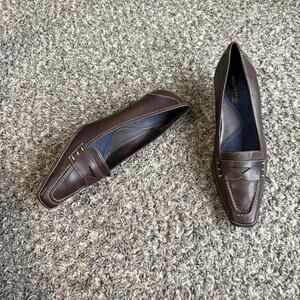 Vtg Aerosoles Pointed Toe Penny Pumps Heels Sz 7.5 Brown Leather Kitten Heel